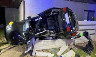 Drogowy koszmar w Woli Jankowskiej. Roztrzaskane na płocie BMW, pięcioro nastolatków w szpitalu! [Foto]