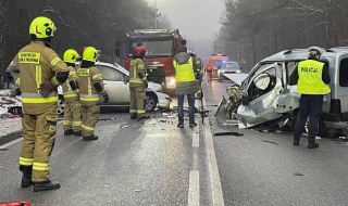 Śmiertelny wypadek na DK74 w gminie Bełchatów. Droga całkowicie zablokowana