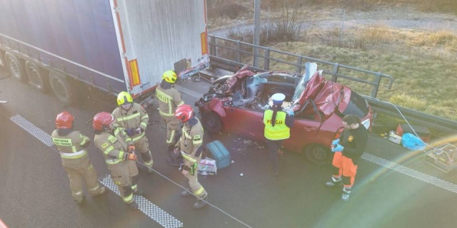 Tragedia na autostradzie A2. Samochód osobowy wjechał pod naczepę ciężarówki. Nie żyje 40-letni kierowca