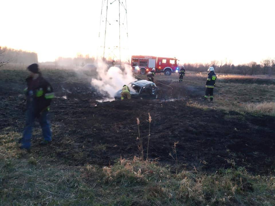 Akcja strażaków w Ostrowsku. Spłonął samochód osobowy