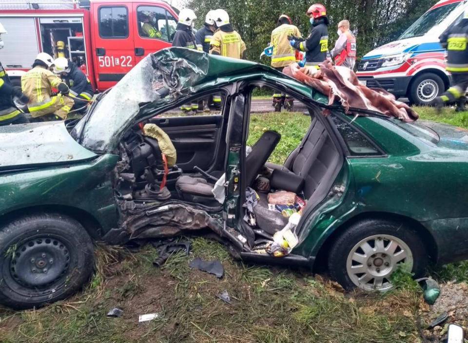 Kompletnie zniszczone Audi, kierowca miała zakaz prowadzenia pojazdów. Nowe fakty w sprawie niedzielnego wypadku w Dominikowicach.