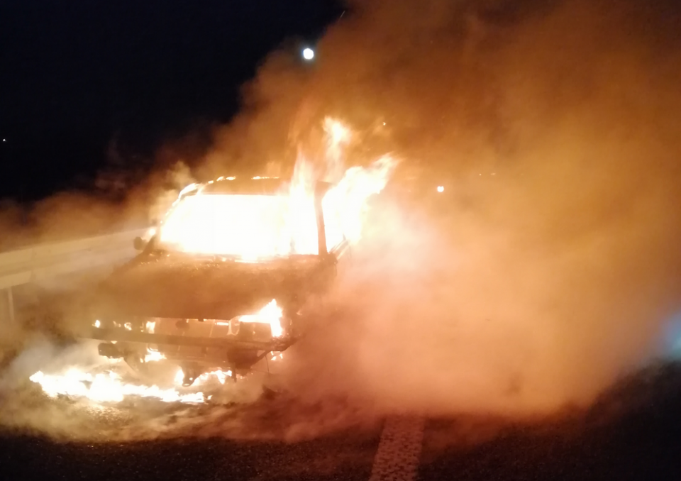 Pożar samochodu na autostradzie A2. Uwaga na utrudnienia w ruchu