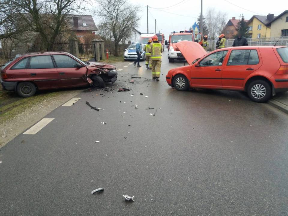 Groźny wypadek gminie Poddębice. Dwa rozbite auta, są ranni