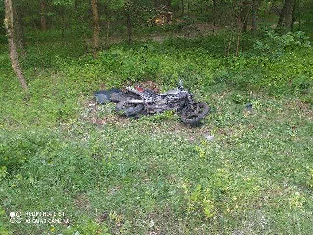 Wypadek z udziałem motocyklisty w gminie Pęczniew. Na miejscu wszystkie służby ratunkowe