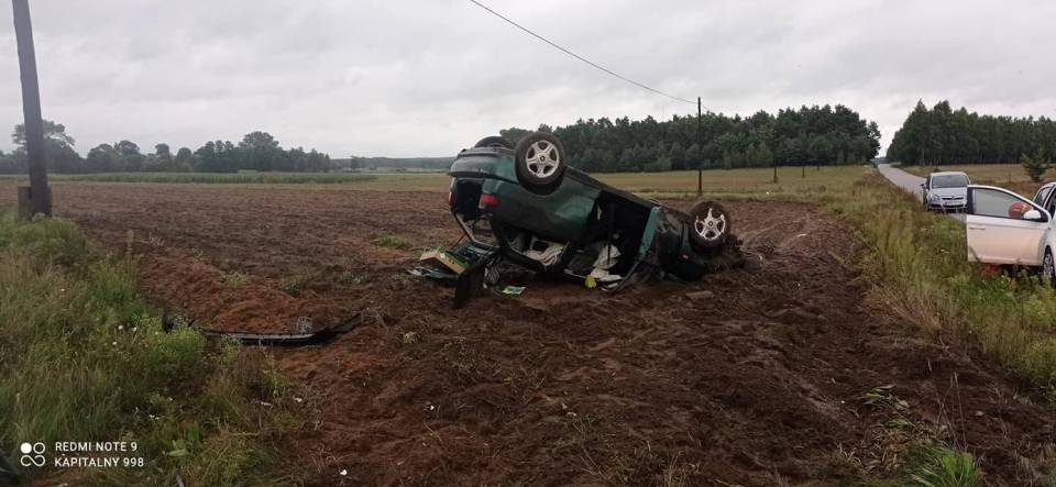 Groźny wypadek w gminie Zadzim. Zderzenie i dachowanie dwóch aut