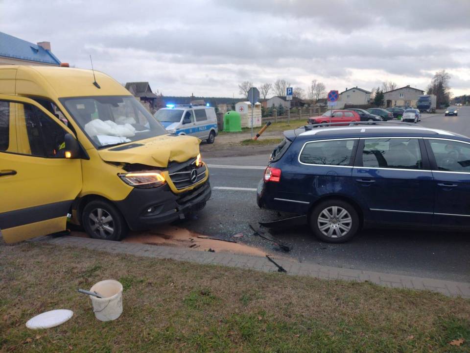 Wypadek w Wartkowicach, zderzyły się dwa pojazdy