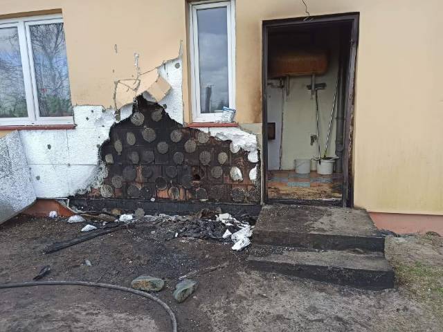 Groźny pożar w gminie Wartkowice, jedna osoba została poparzona