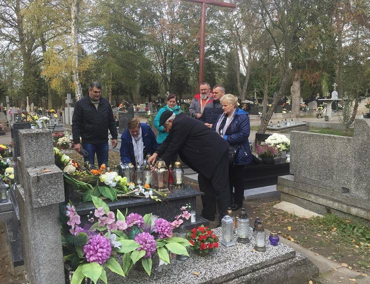 Pamięć o tych, którzy odeszli. Przedstawiciele Koła Emerytów i Rencistów Pożarnictwa RP odwiedzili cmentarze