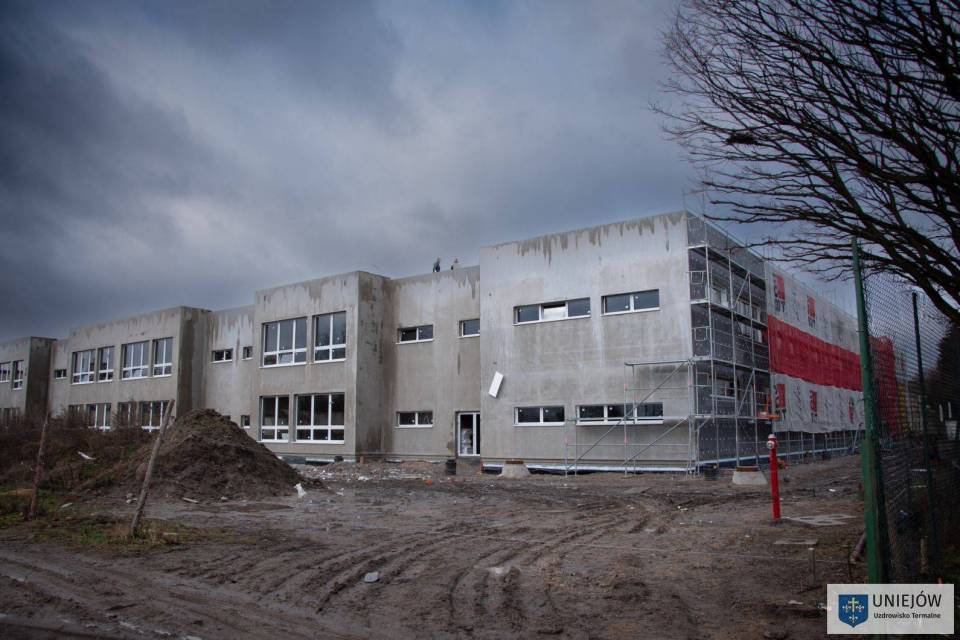 Uniejów: Budowa przedszkola integracyjnego osiągnęła kolejny etap
