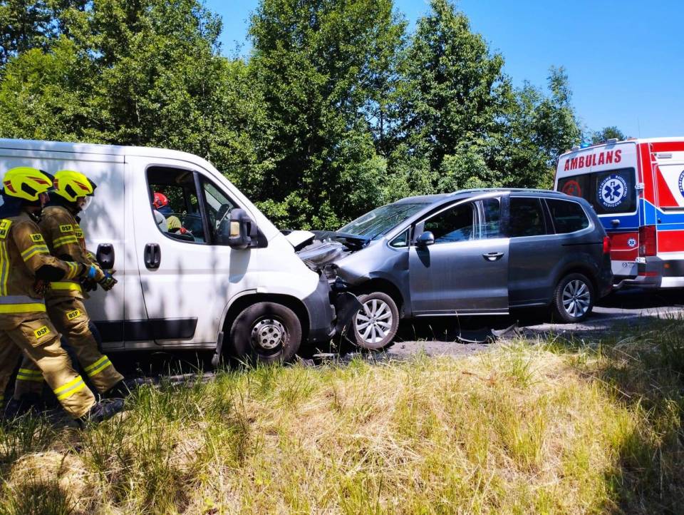 Czołowe zderzenie aut na DK nr 72. Dwie osoby trafiły do szpitala