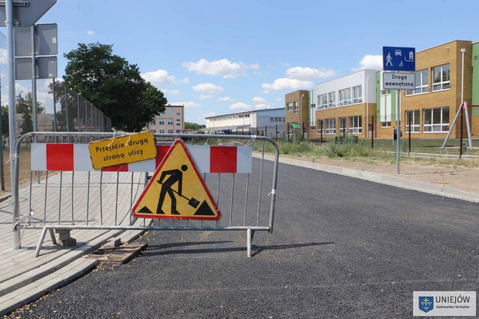 Trwa asfaltowanie drogi wewnętrznej przy nowym przedszkolu