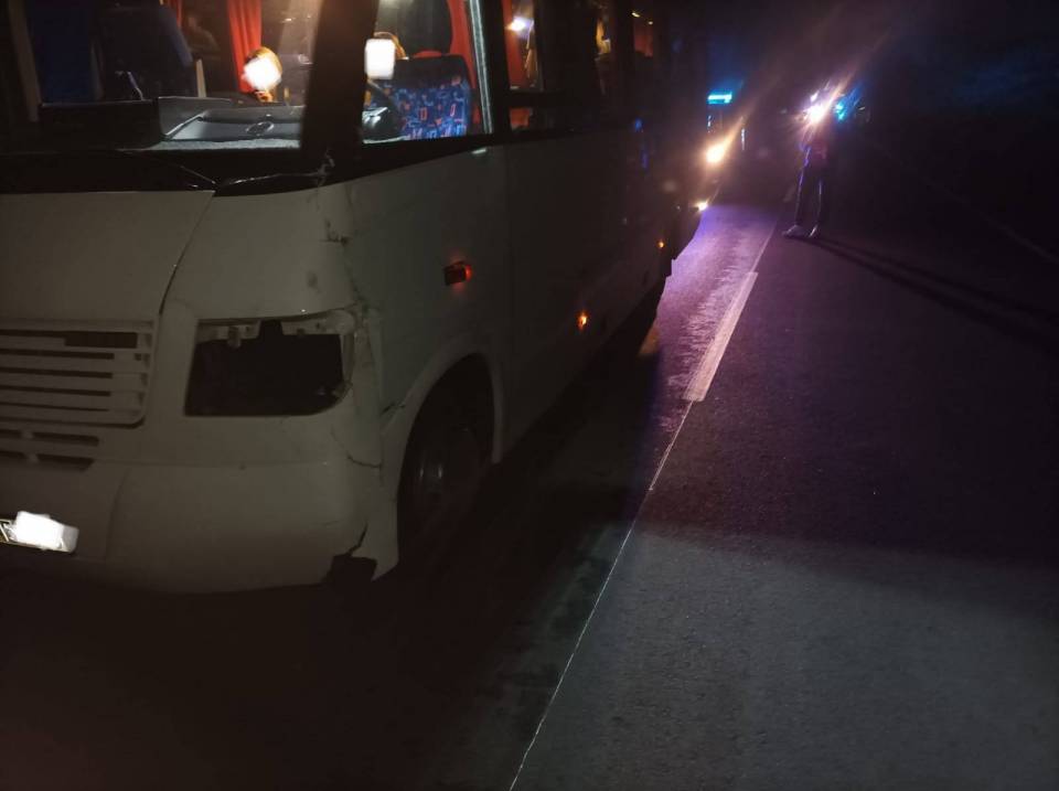 Tragedia na drodze, autobus potrącił kobietę. Policja komentuje śmiertelny wypadek w gminie Pęczniew