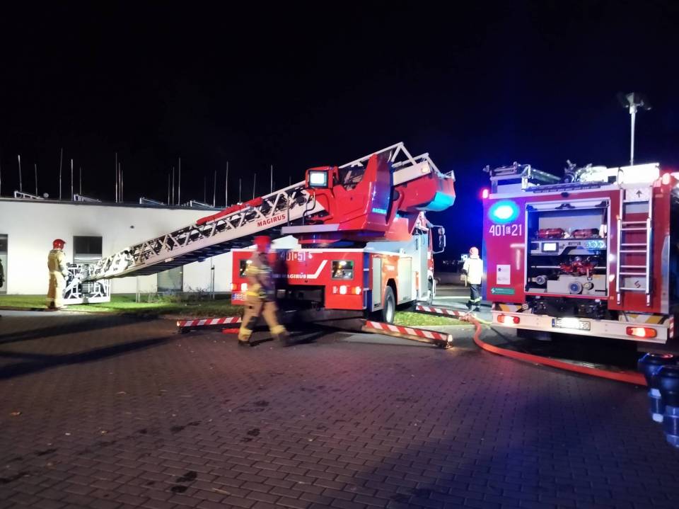 Pożar Domu Dziecka w Bełchatowie. Z budynku ewakuowało się 15 dzieci i ich opiekunowie. W akcji 6 zastępów strażaków