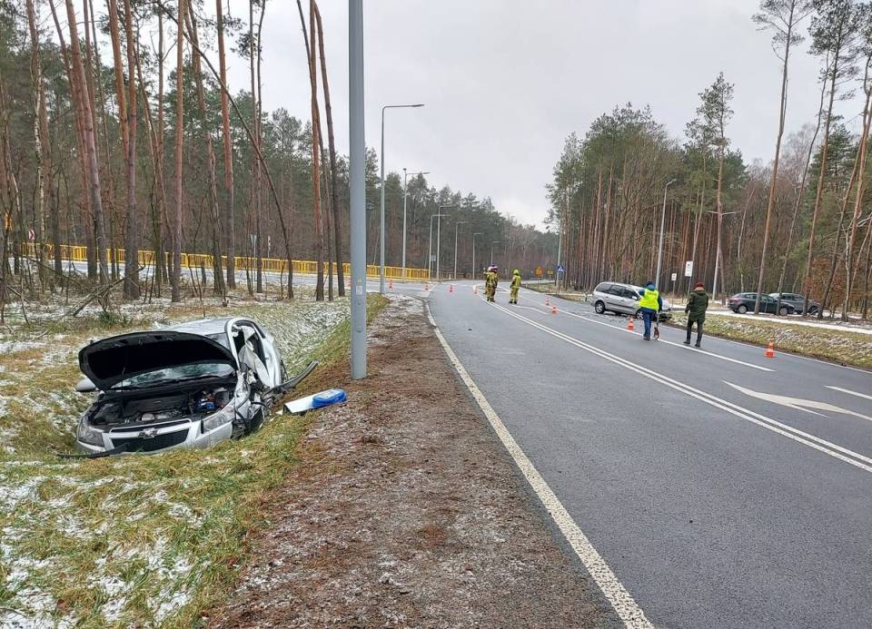 Tragiczny wypadek w Pradze. Zderzenie Chevroleta z Fordem, jeden z kierowców nie przeżył