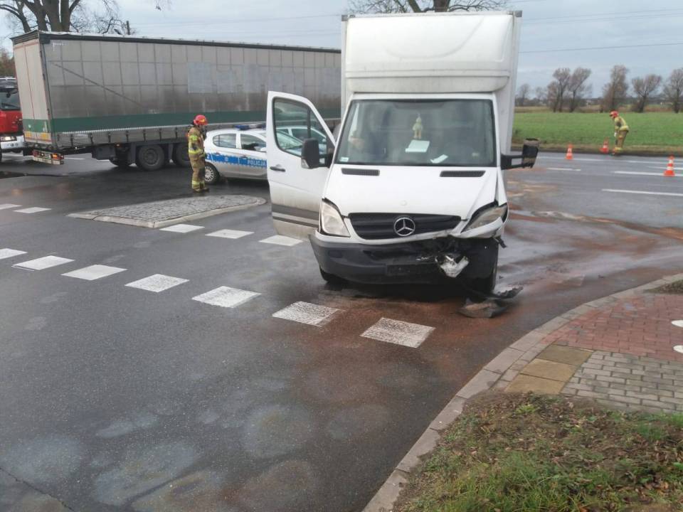 Samochody osobowy i dostawczy zderzyły się w Starym Gostkowie. Kierująca w szpitalu