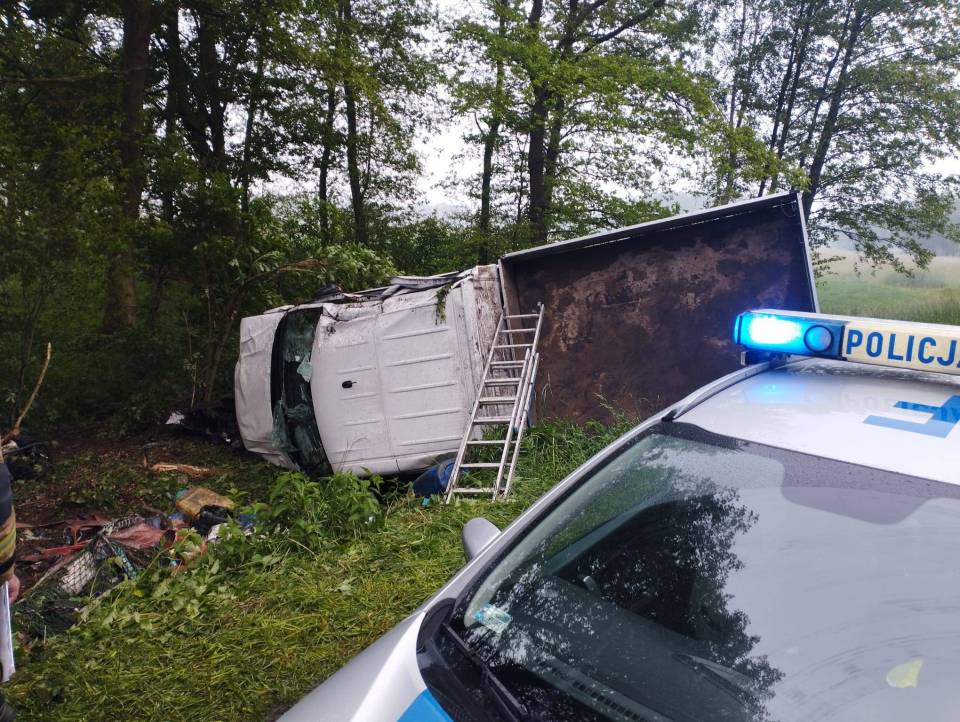 Groźny wypadek w Człopach (gmina Uniejów). Trzy osoby ranne, dwie trafiły do szpitala